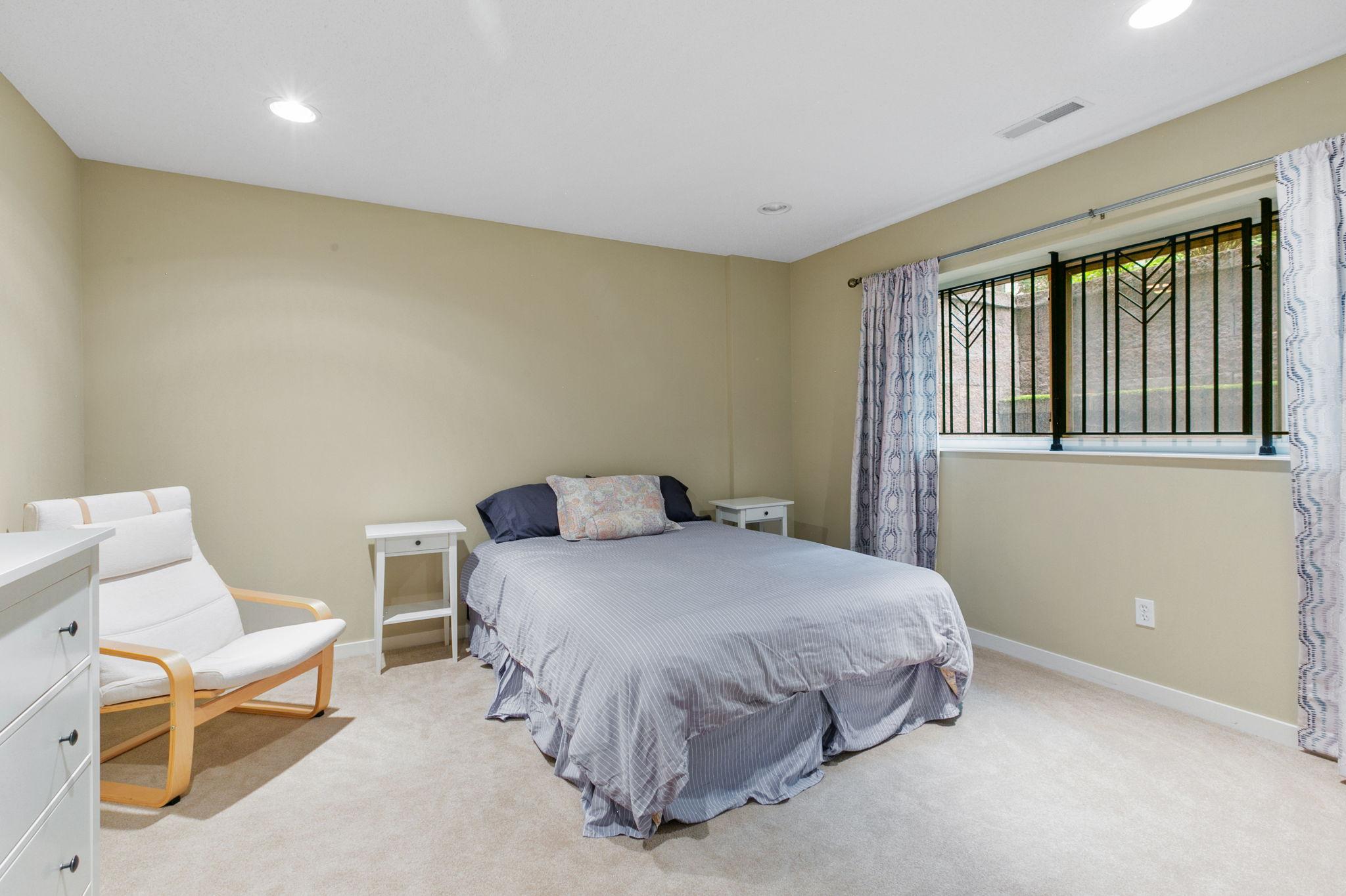 221 1st Avenue NE Unit: 21