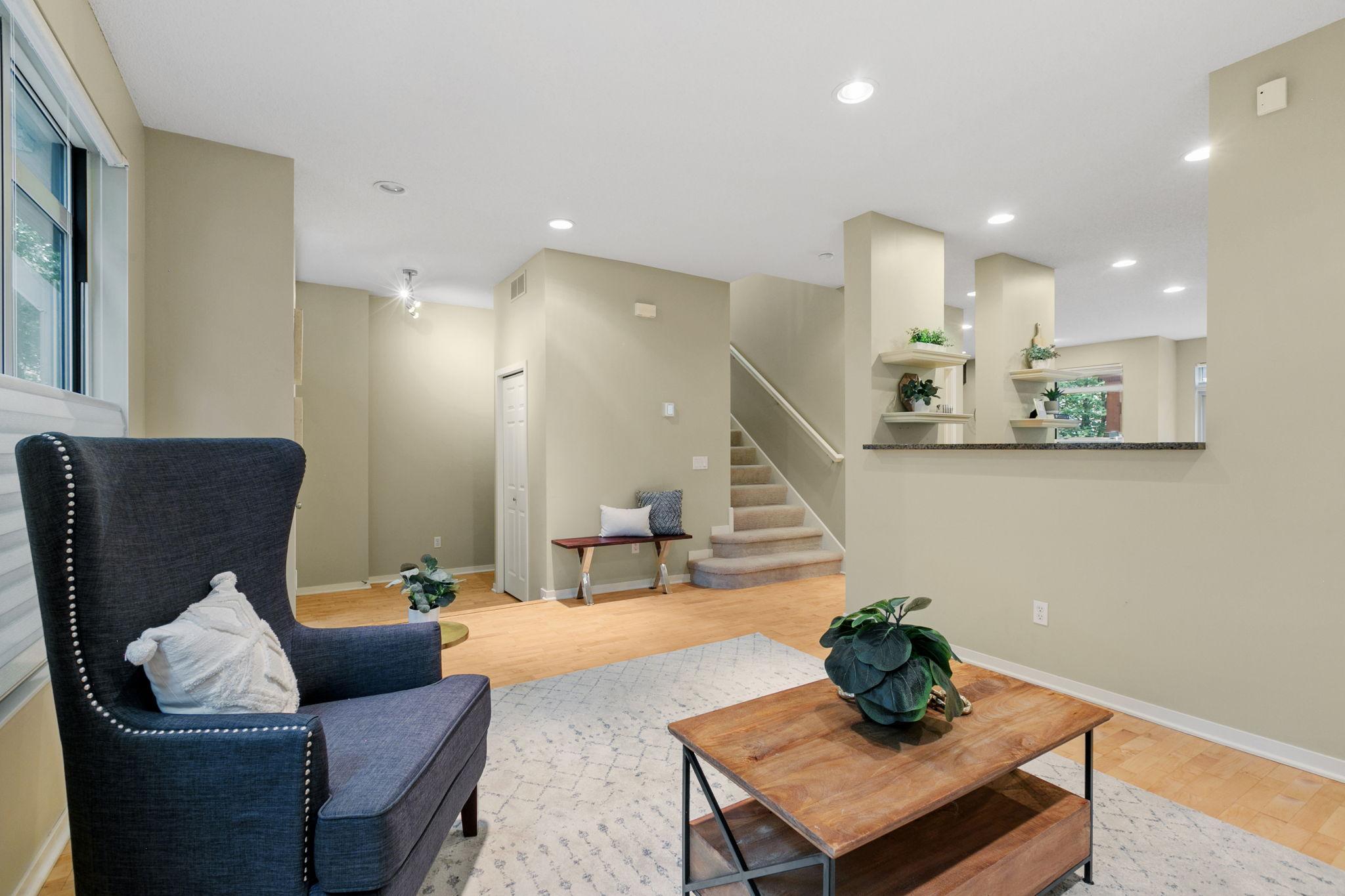 221 1st Avenue NE Unit: 21