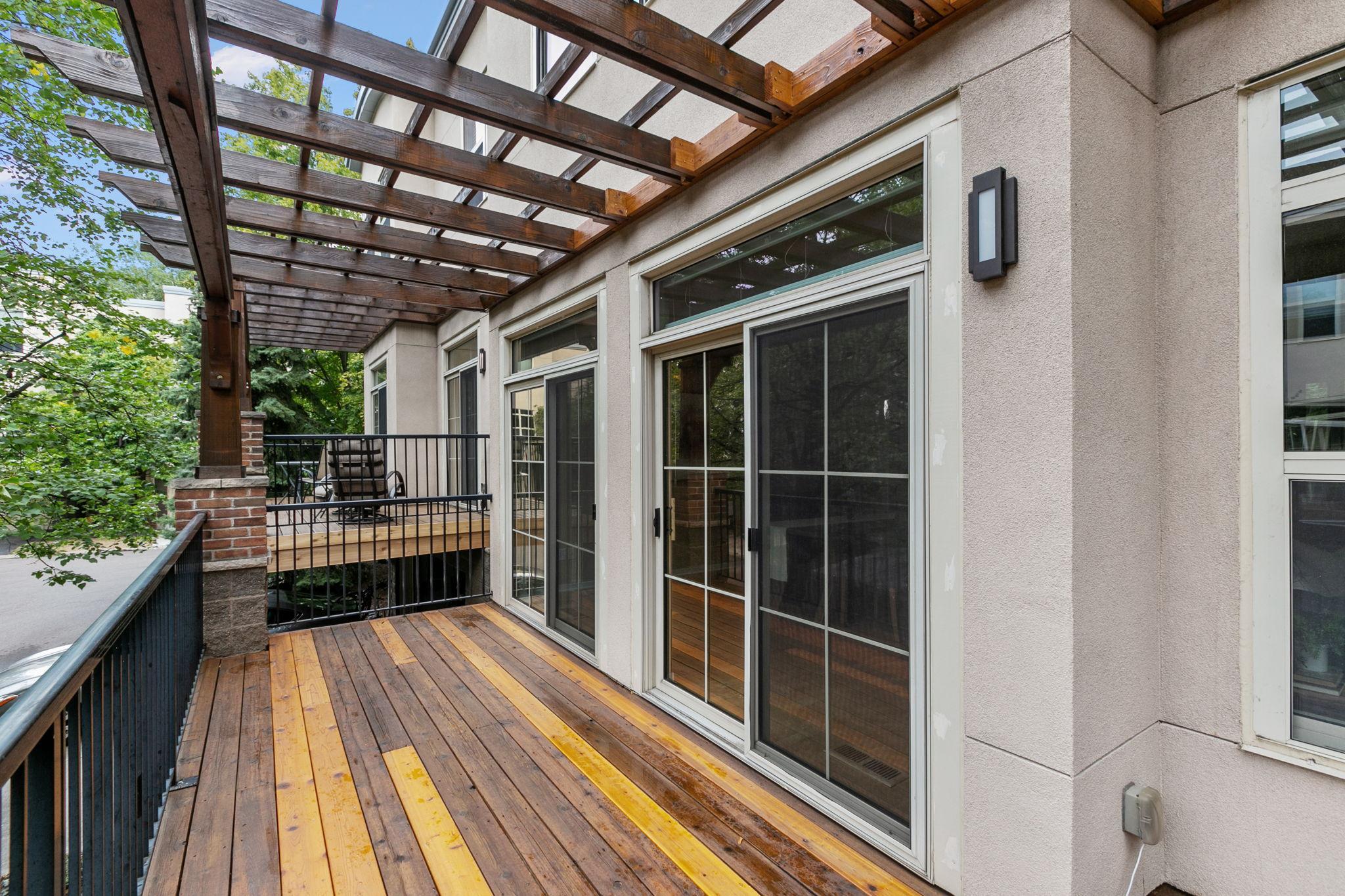221 1st Avenue NE Unit: 21