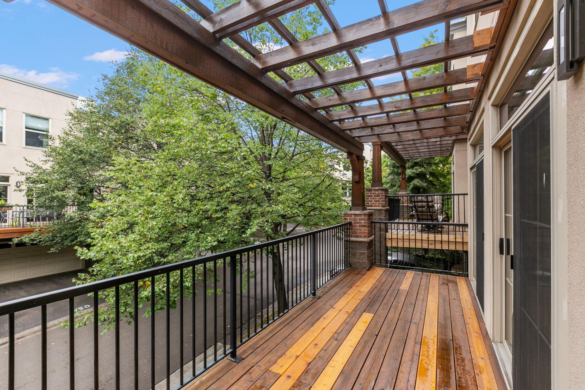 221 1st Avenue NE Unit: 21