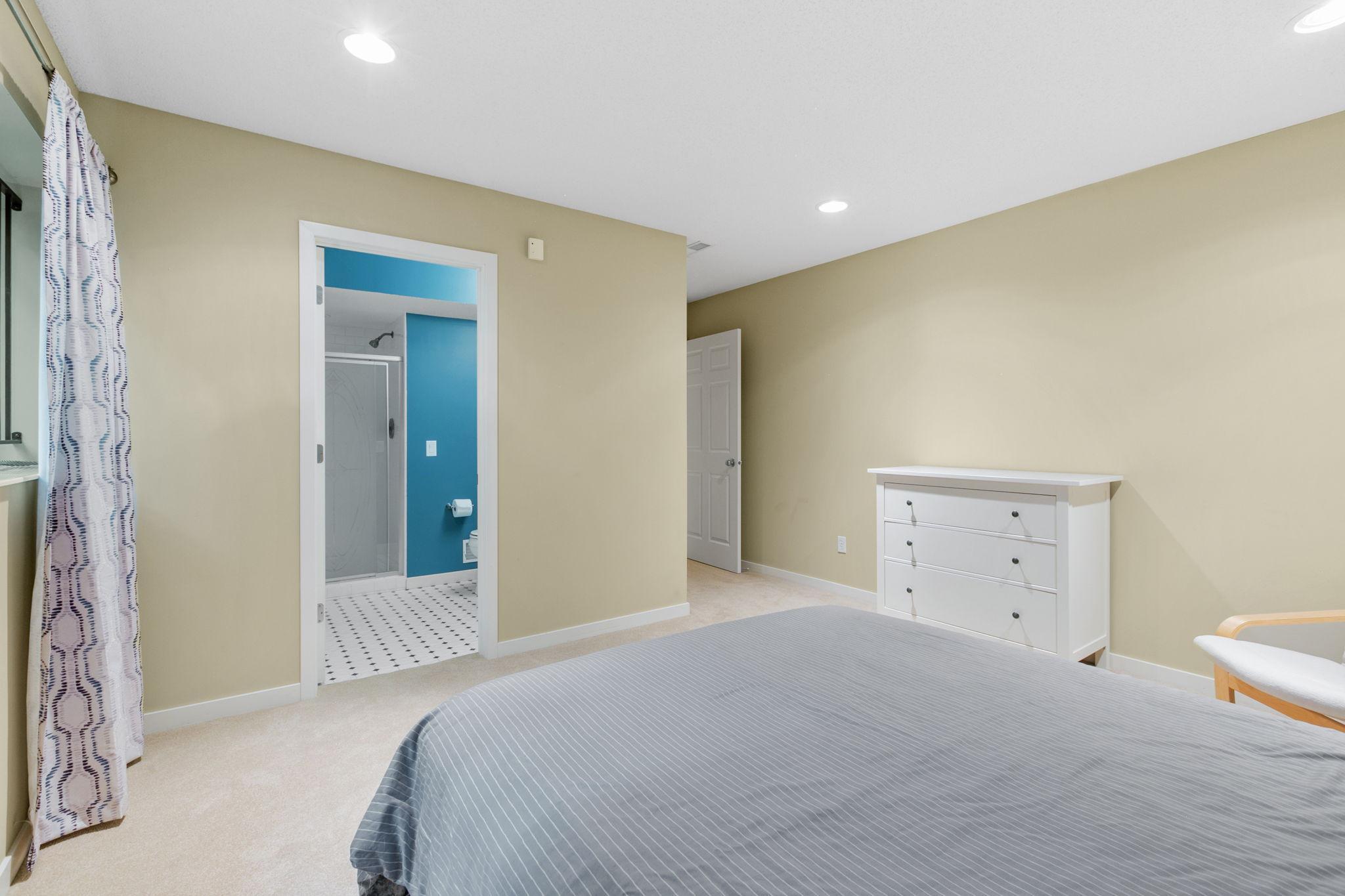 221 1st Avenue NE Unit: 21