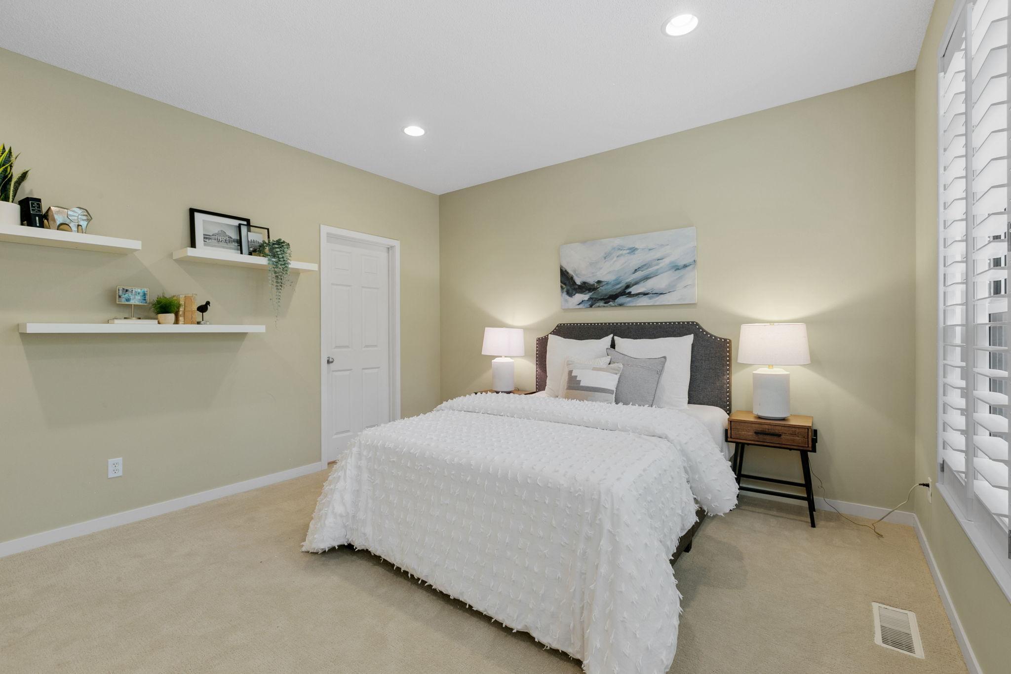 221 1st Avenue NE Unit: 21