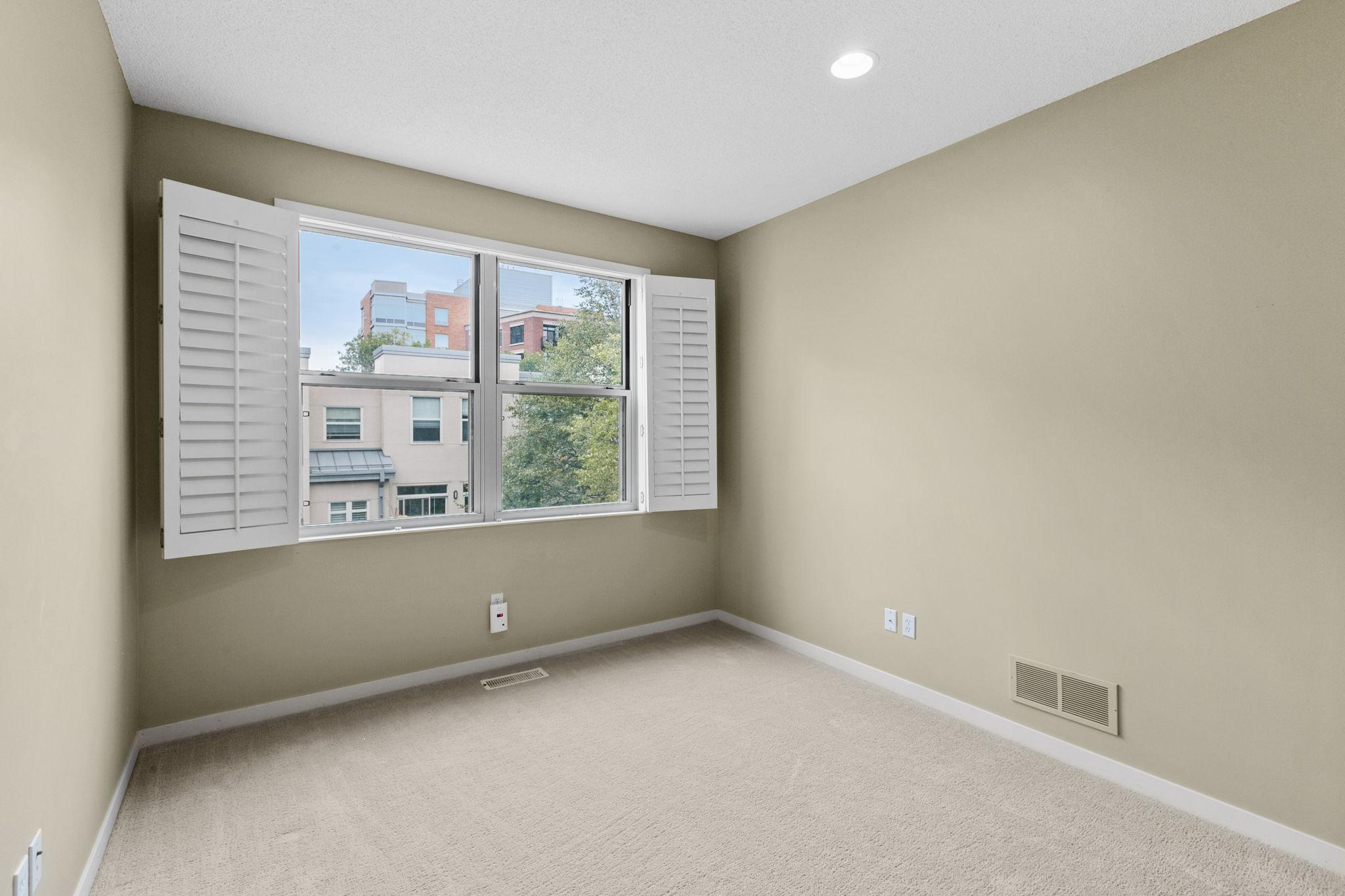 221 1st Avenue NE Unit: 21