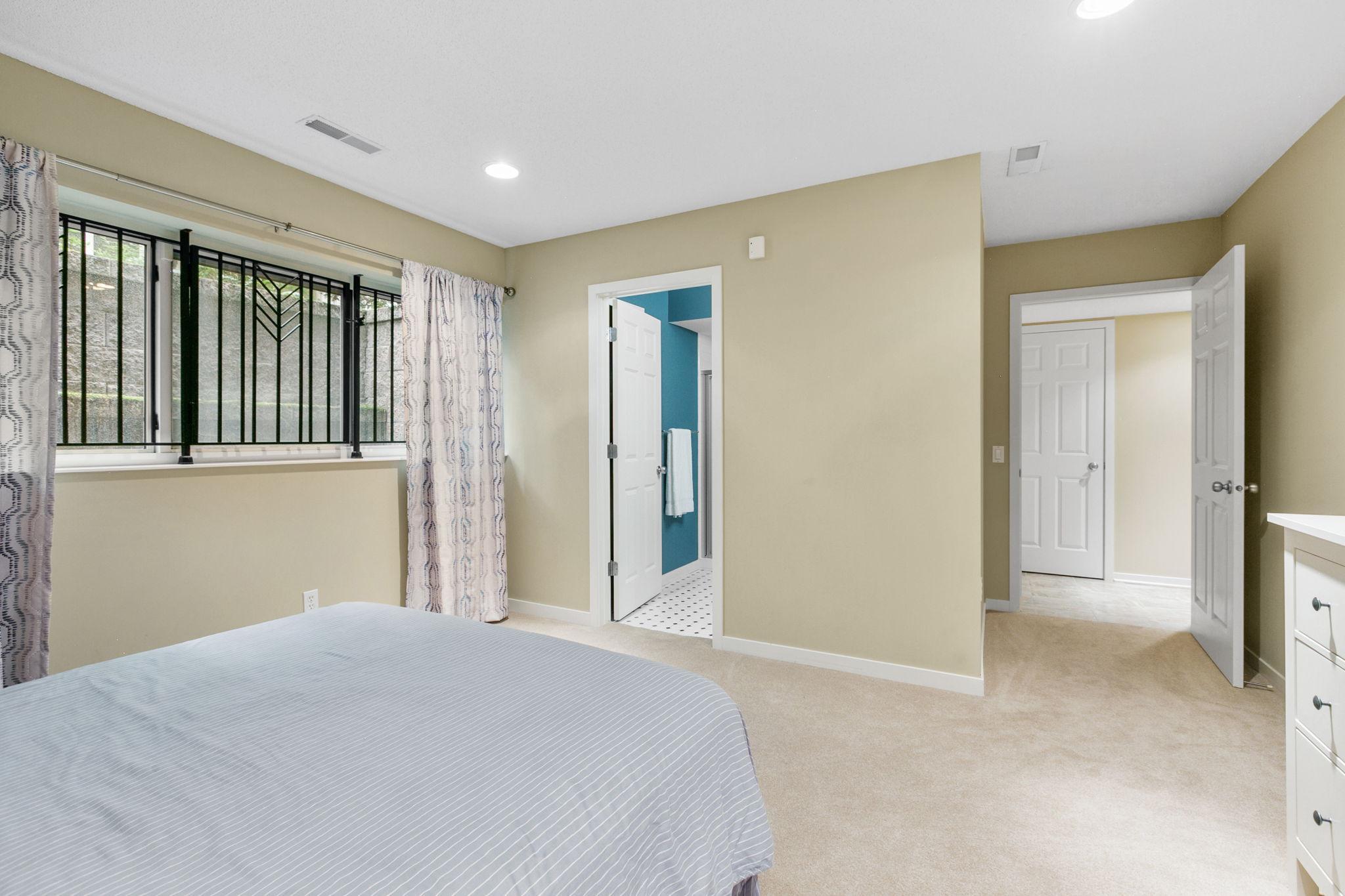 221 1st Avenue NE Unit: 21