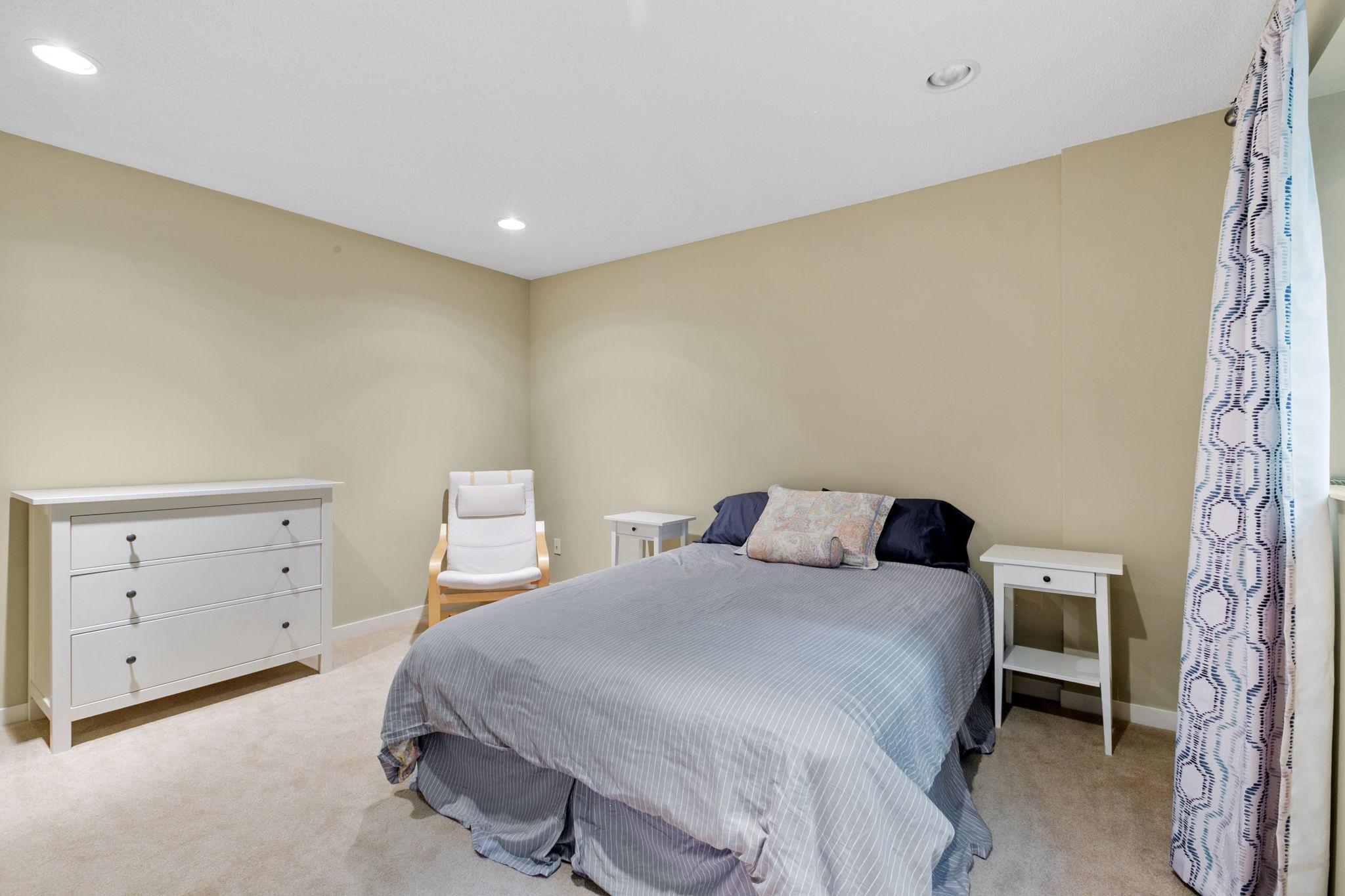 221 1st Avenue NE Unit: 21