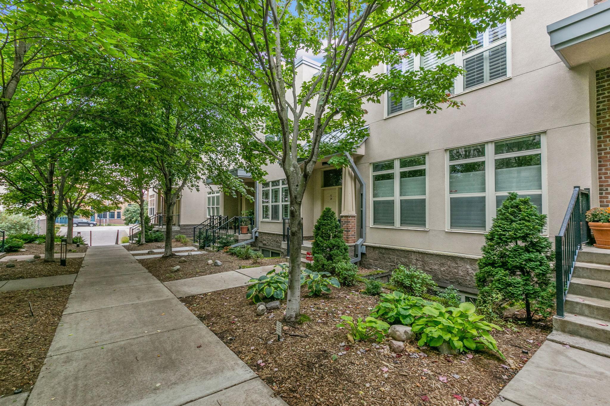221 1st Avenue NE Unit: 21