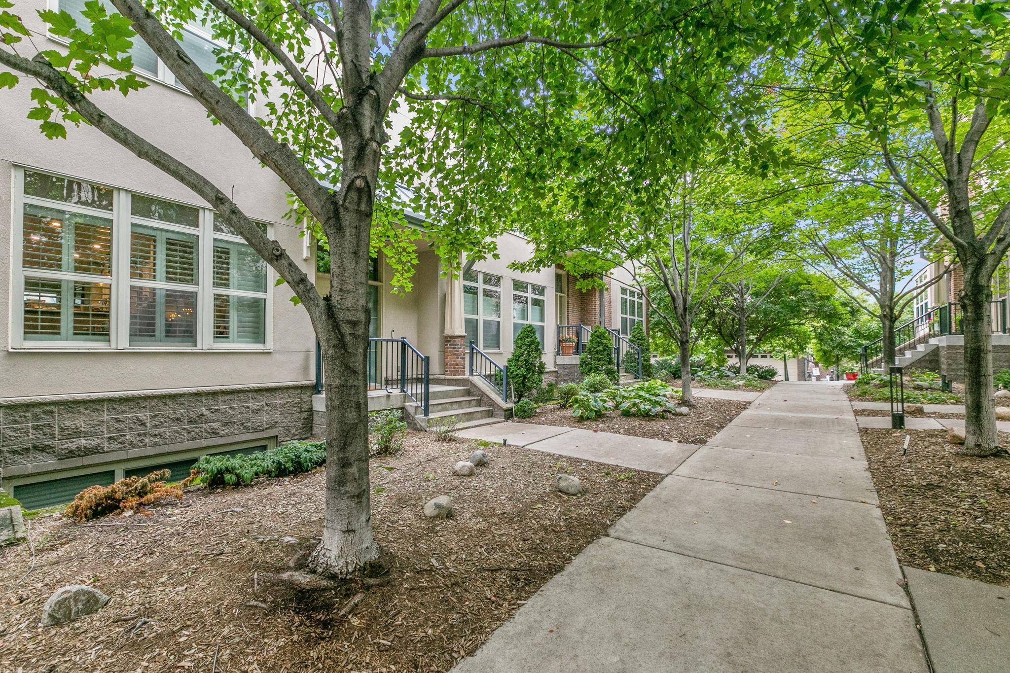 221 1st Avenue NE Unit: 21