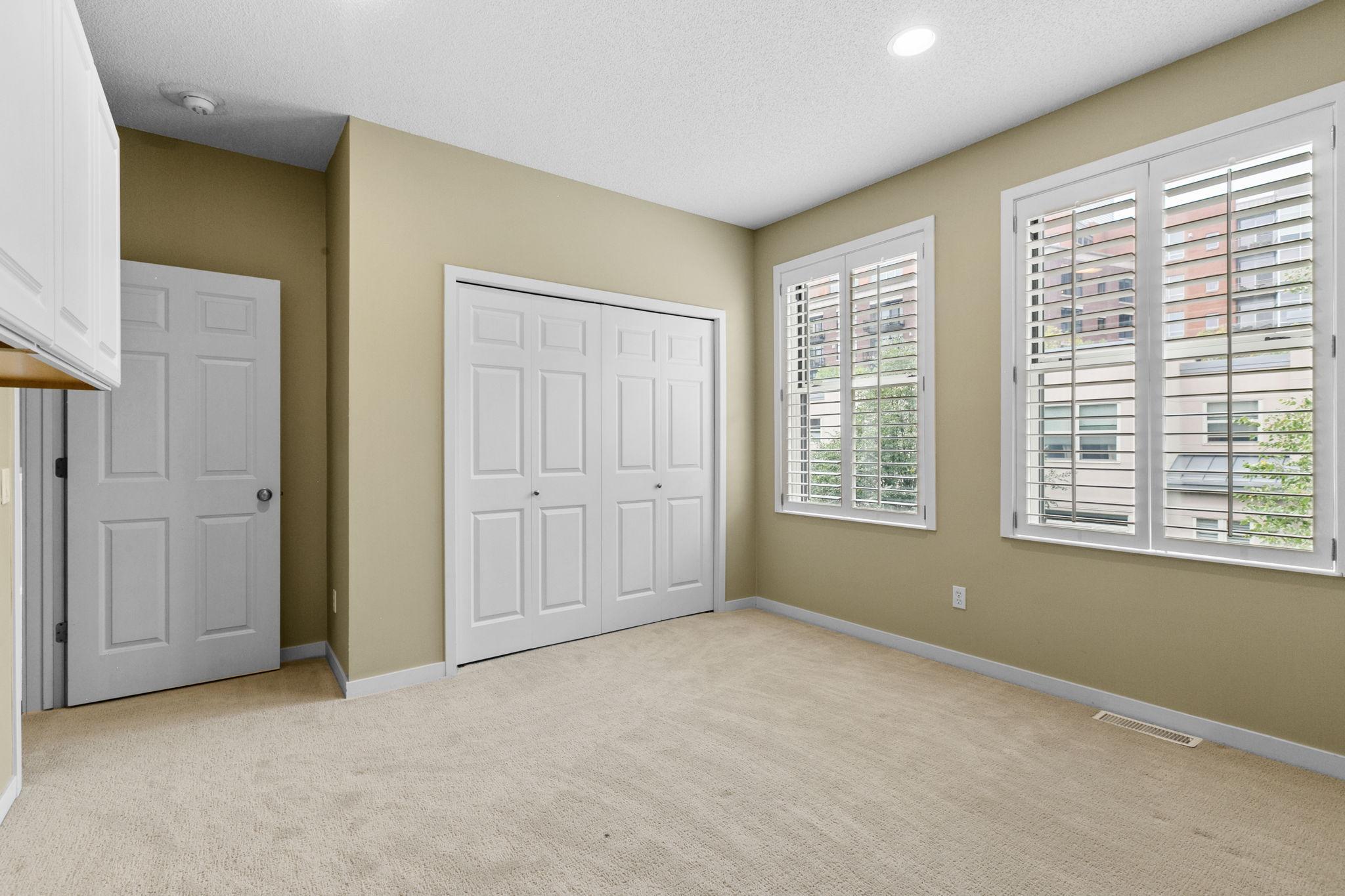 221 1st Avenue NE Unit: 21