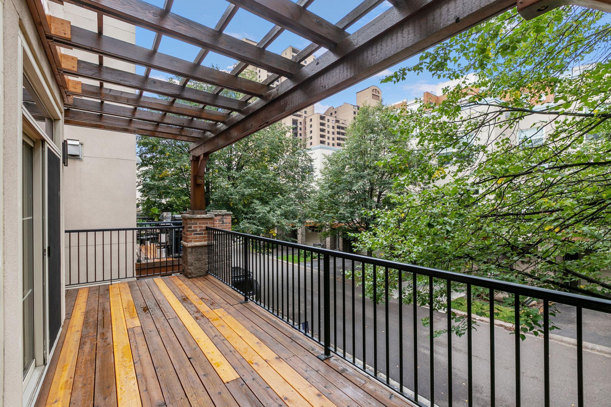 221 1st Avenue NE Unit: 21