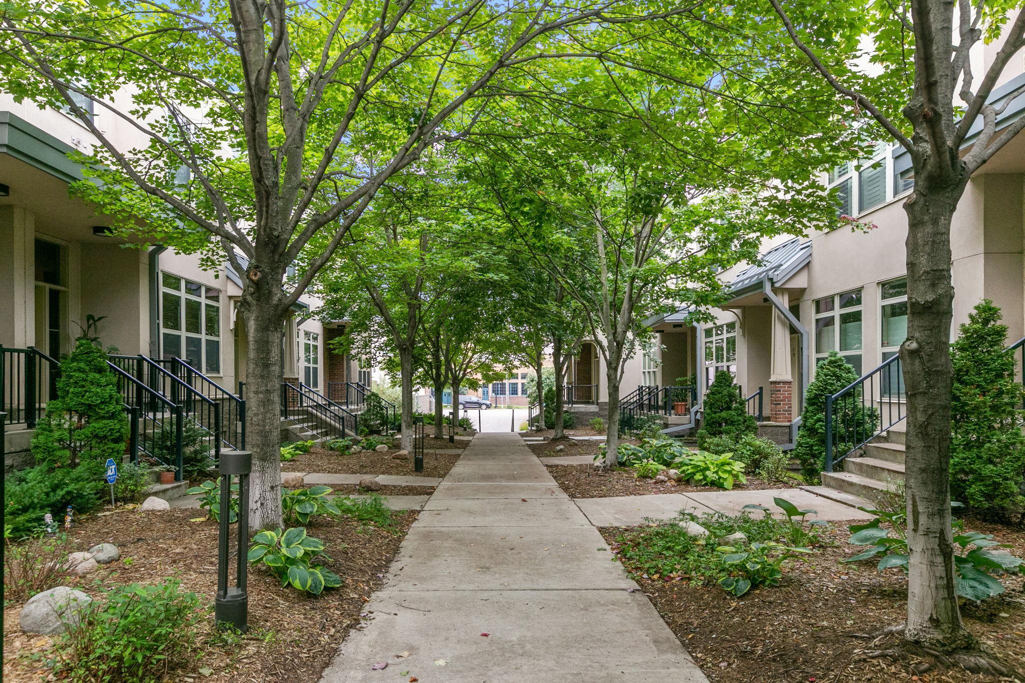 221 1st Avenue NE Unit: 21