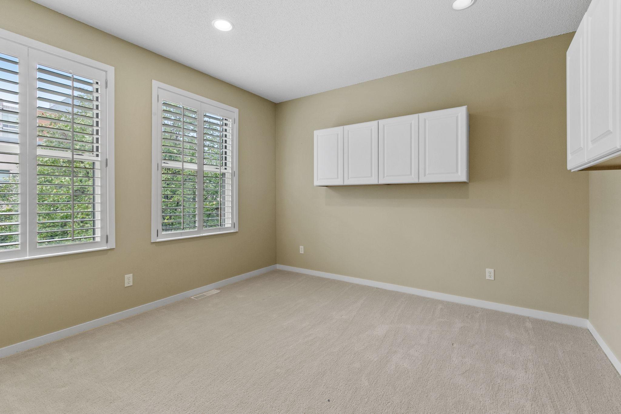 221 1st Avenue NE Unit: 21