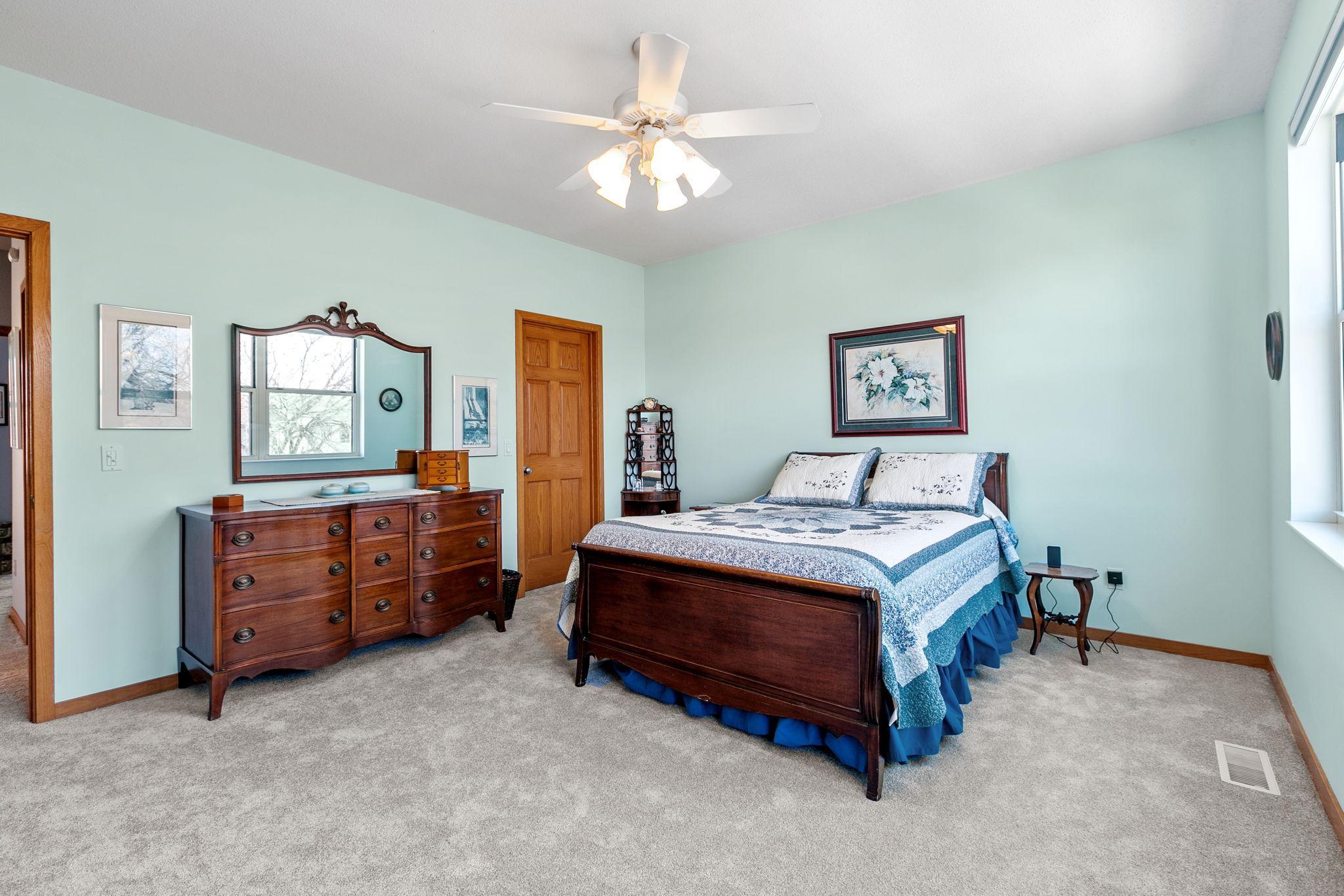 221 1st Avenue NE Unit: 32
