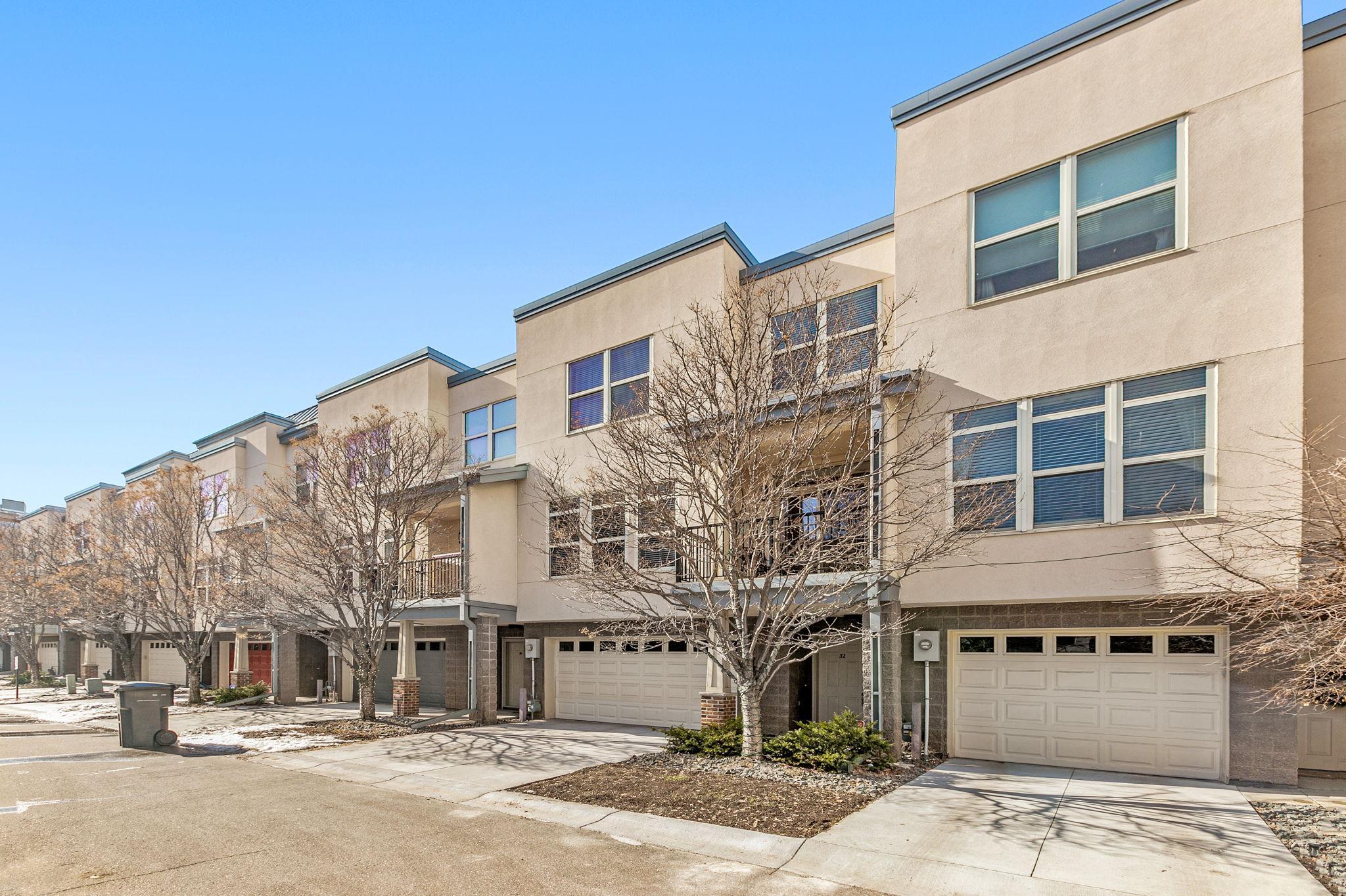 221 1st Avenue NE Unit: 32