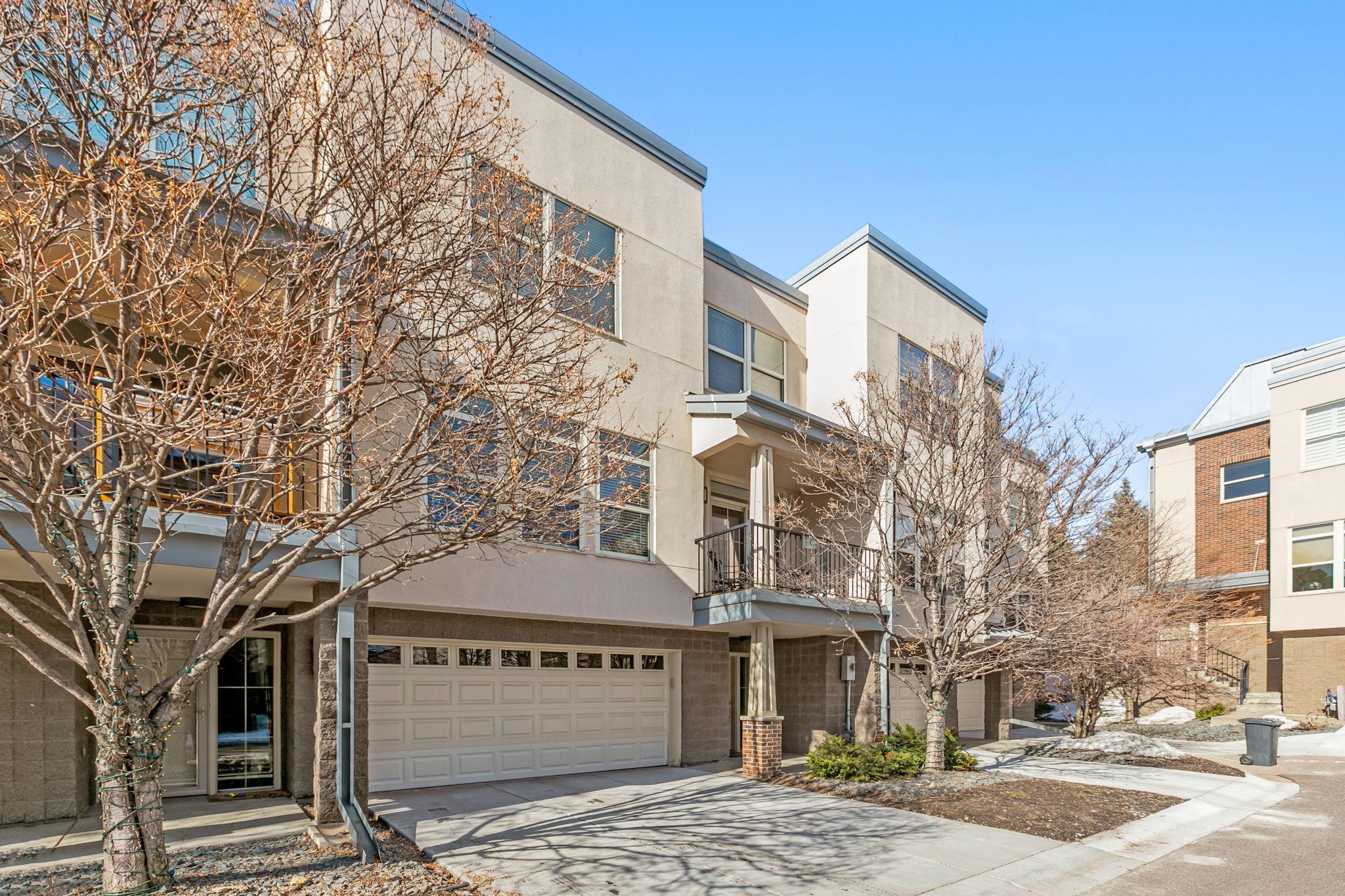 221 1st Avenue NE Unit: 32