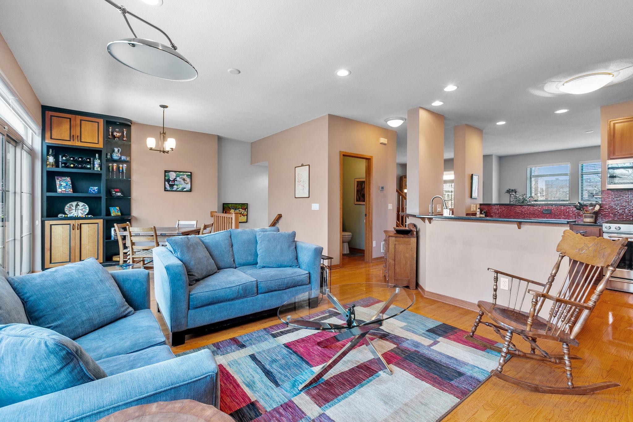 221 1st Avenue NE Unit: 32