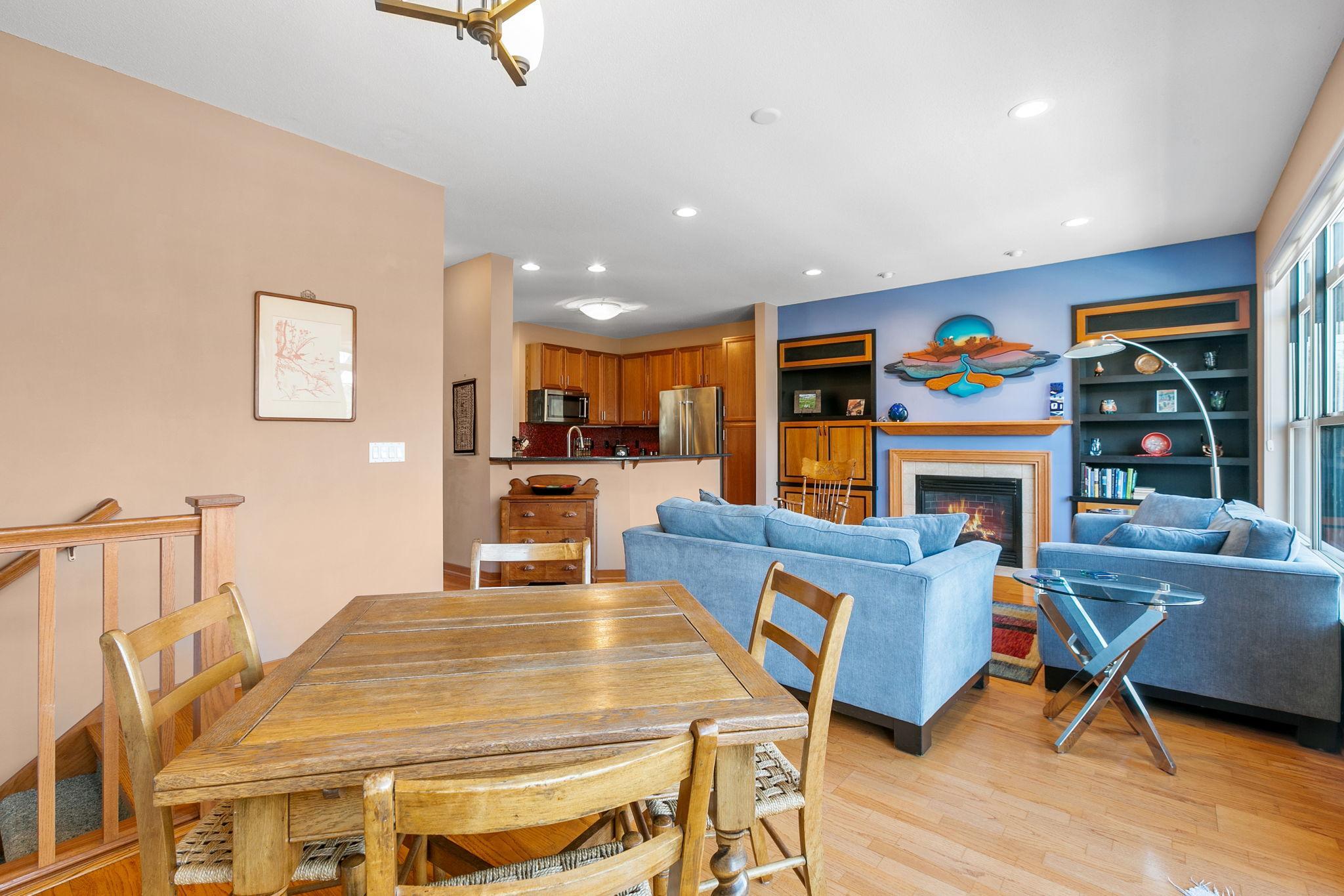 221 1st Avenue NE Unit: 32
