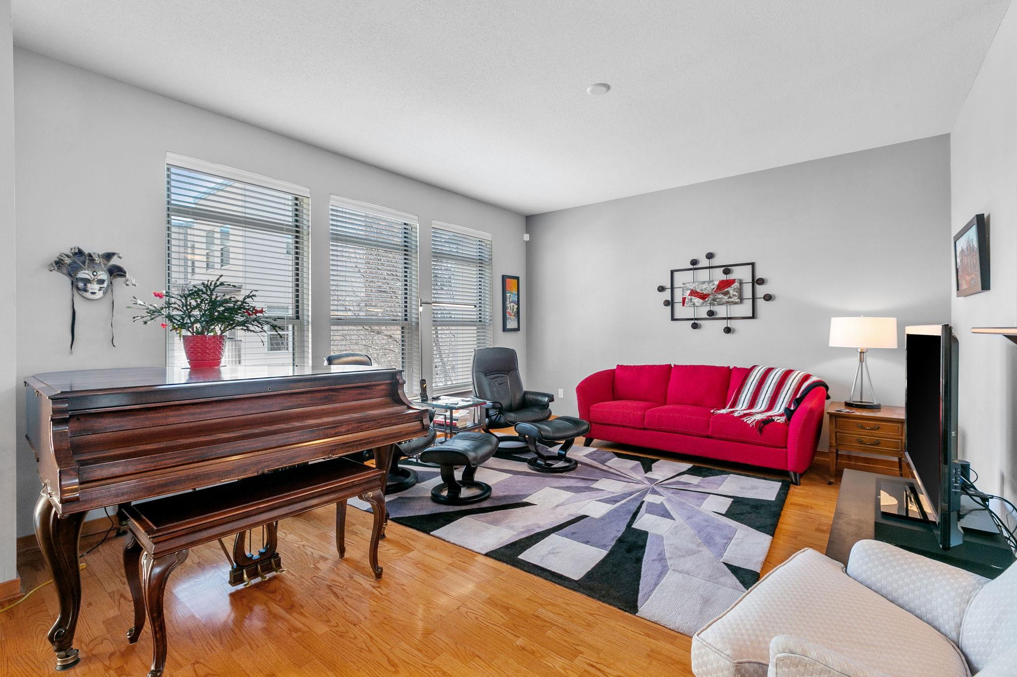 221 1st Avenue NE Unit: 32