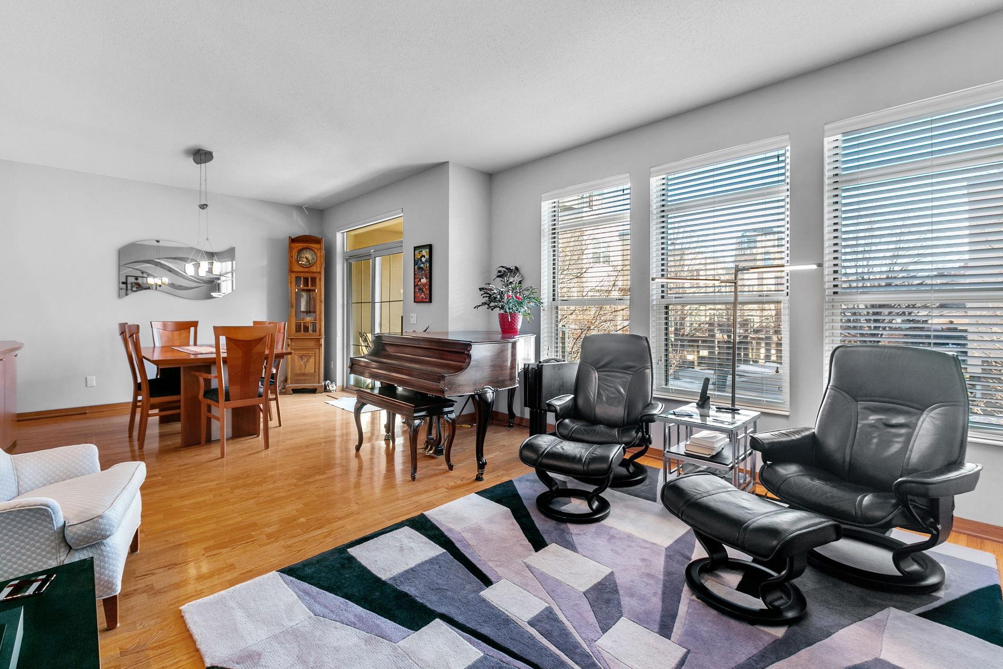 221 1st Avenue NE Unit: 32