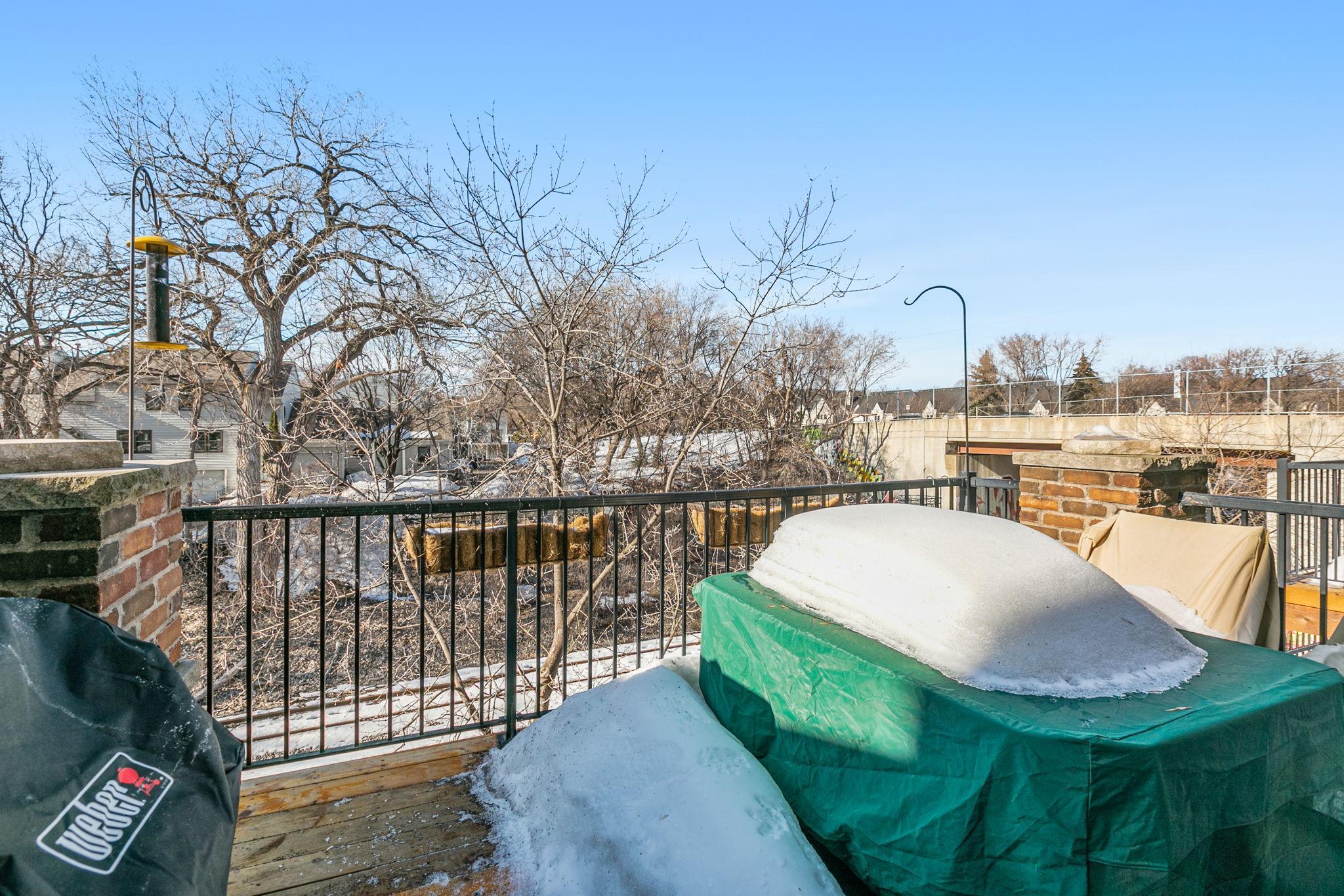221 1st Avenue NE Unit: 32