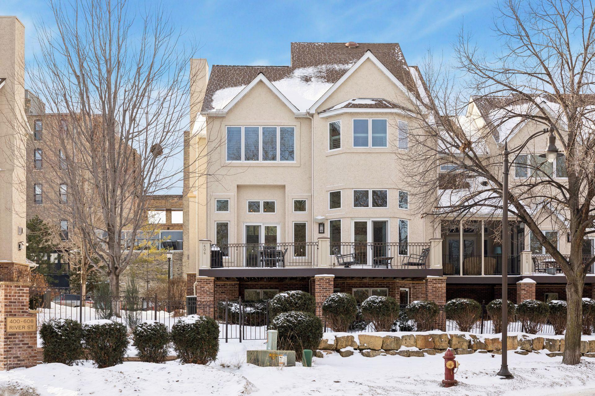 606 River Street
