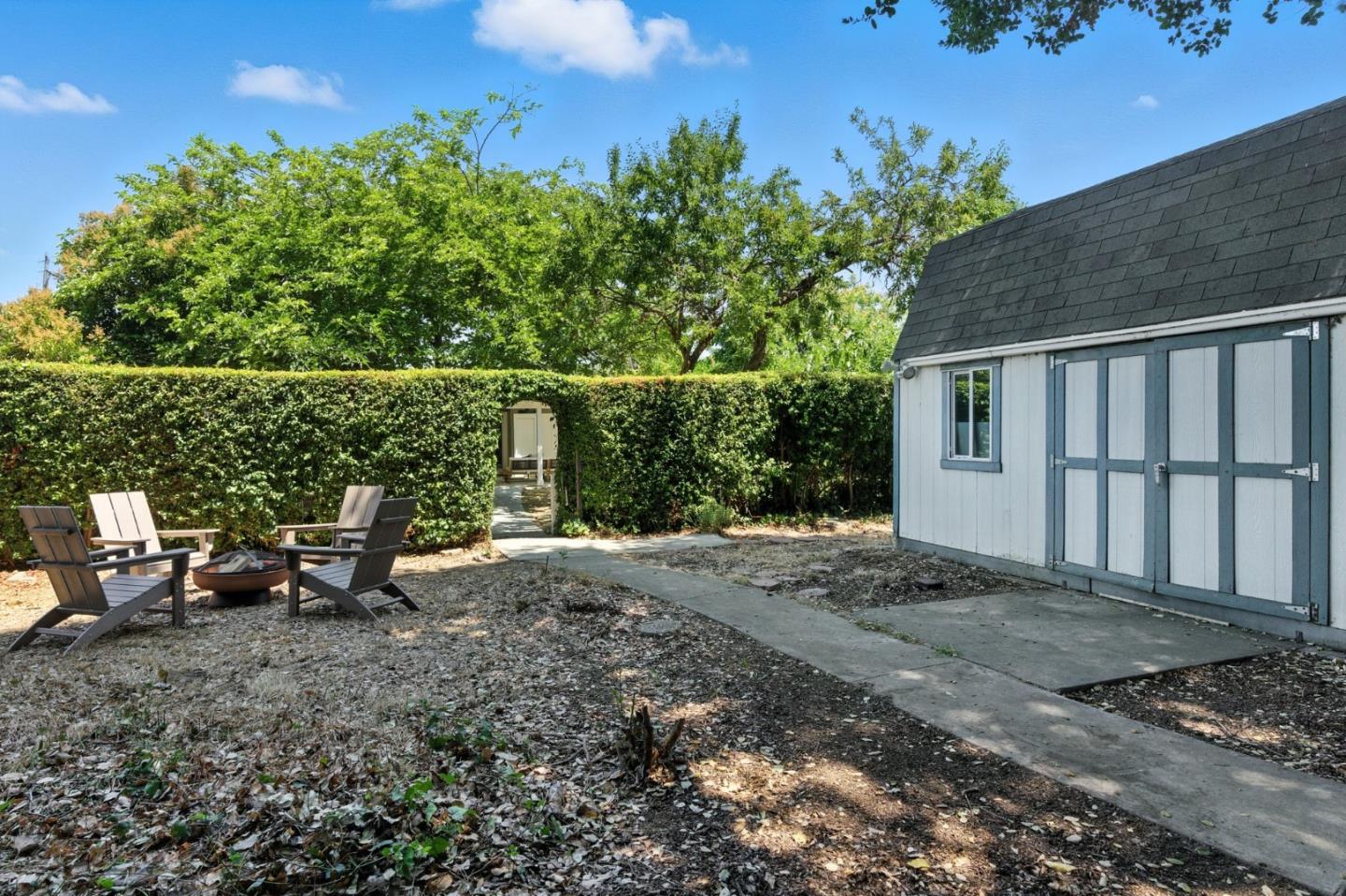 956 Bryant Way