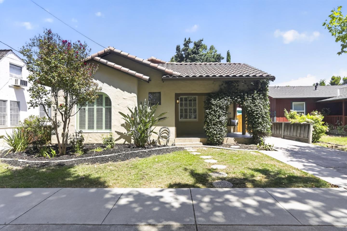 1748 Glen Una AVE