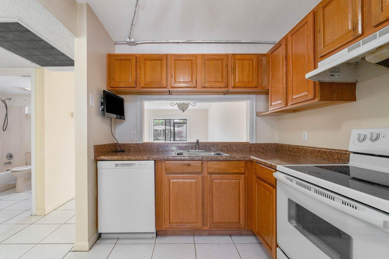 6736 Palmetto Circle S 105
