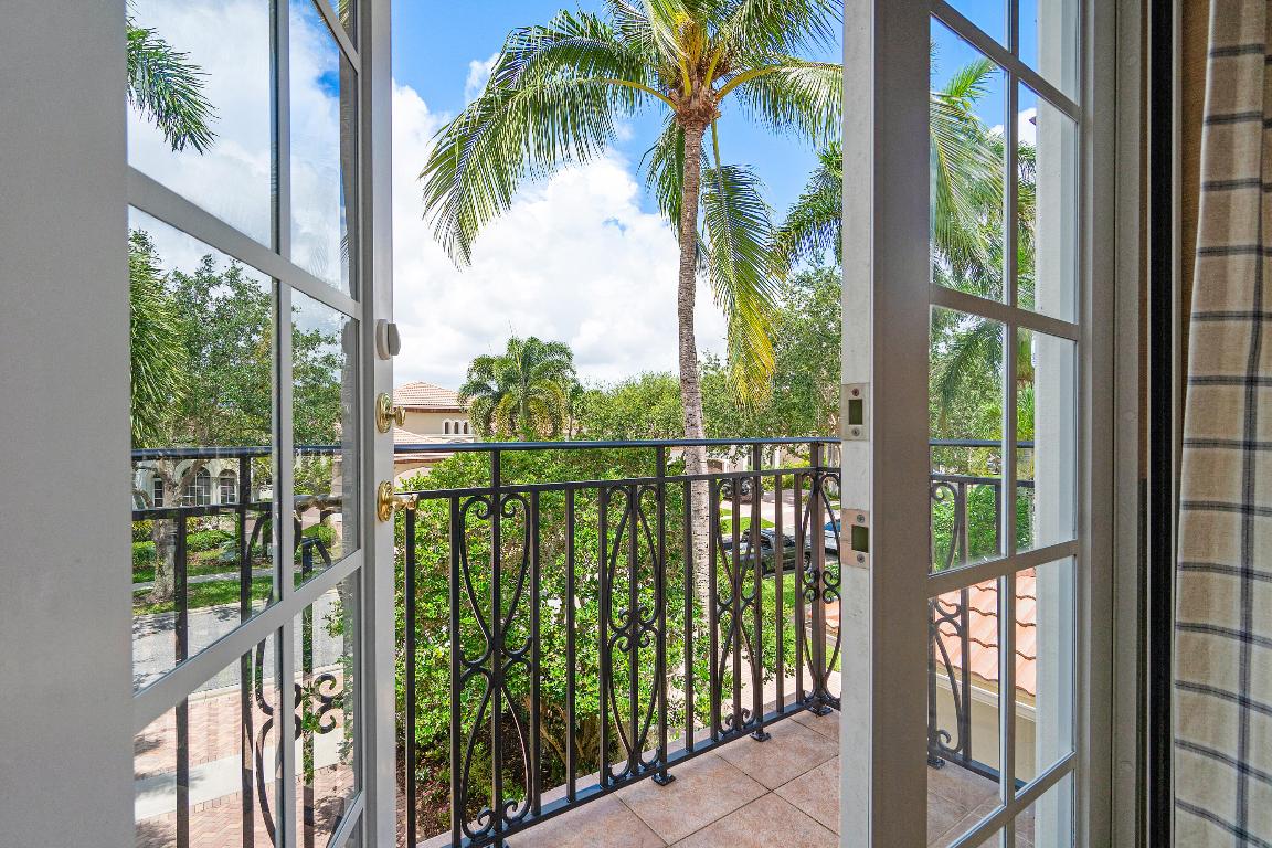 17952 Villa Club Way