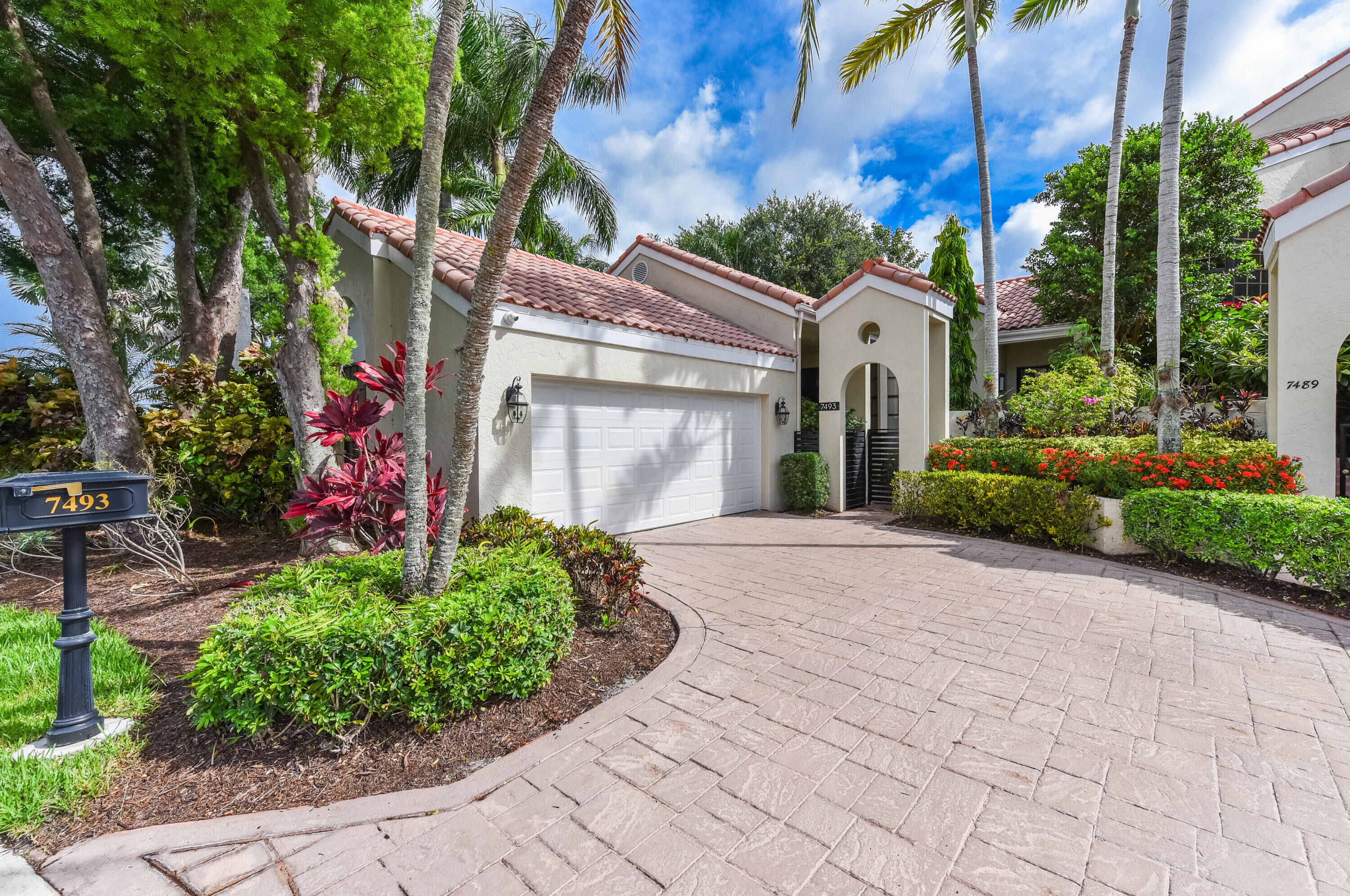 7493 Campo Florido