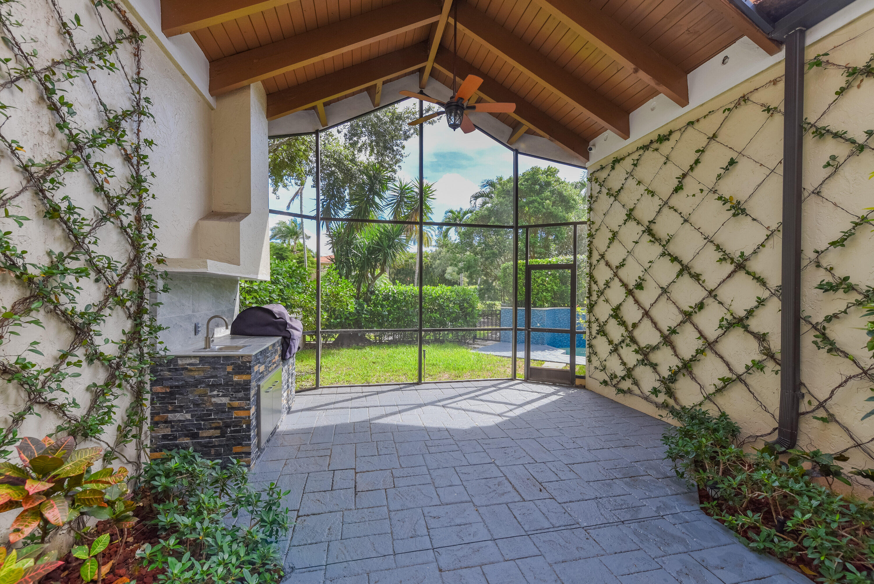7493 Campo Florido