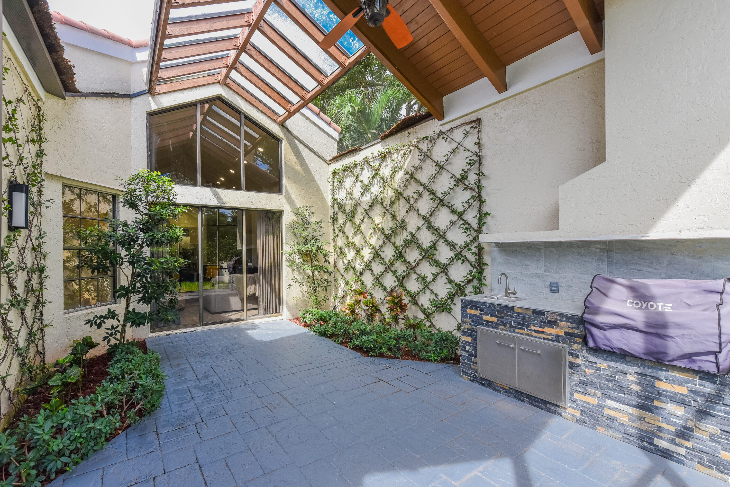 7493 Campo Florido