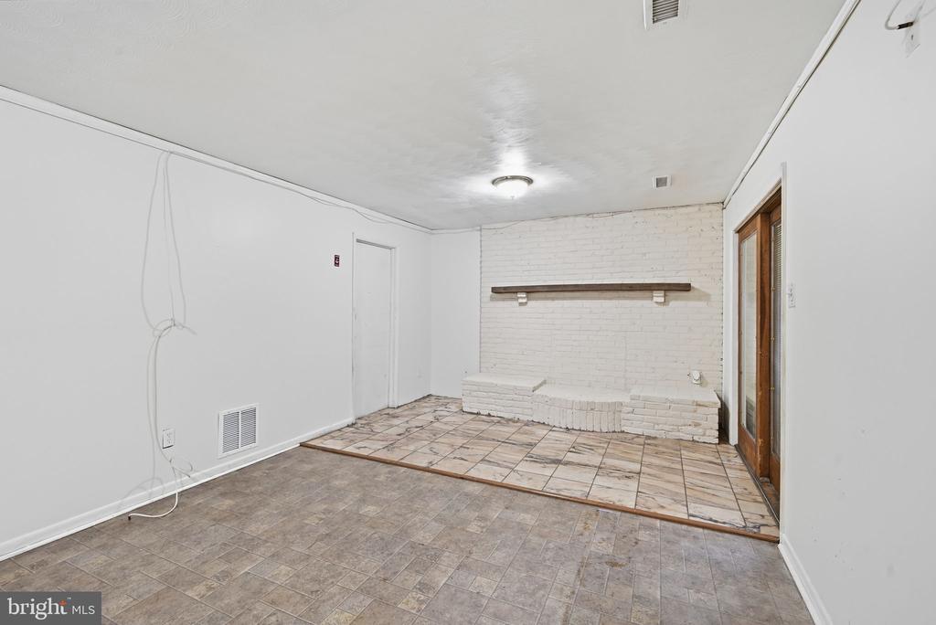 807 HOLLYWOOD BOULEVARD
