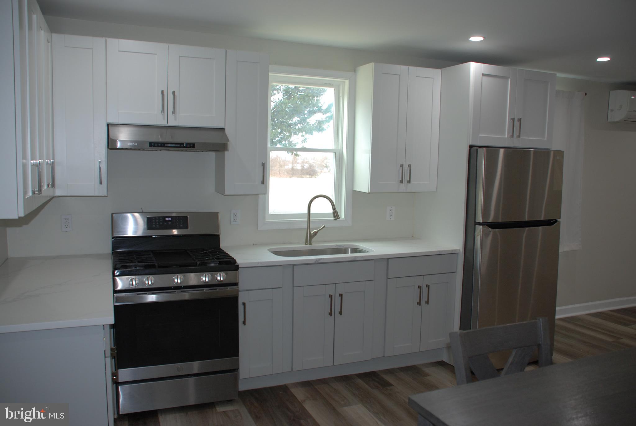 302 W RAILROAD AVENUE