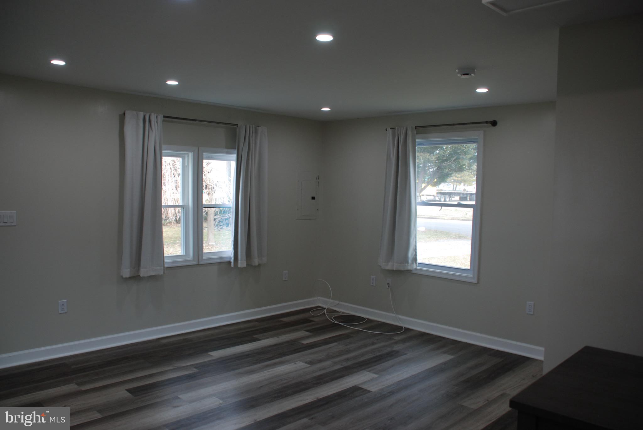 302 W RAILROAD AVENUE