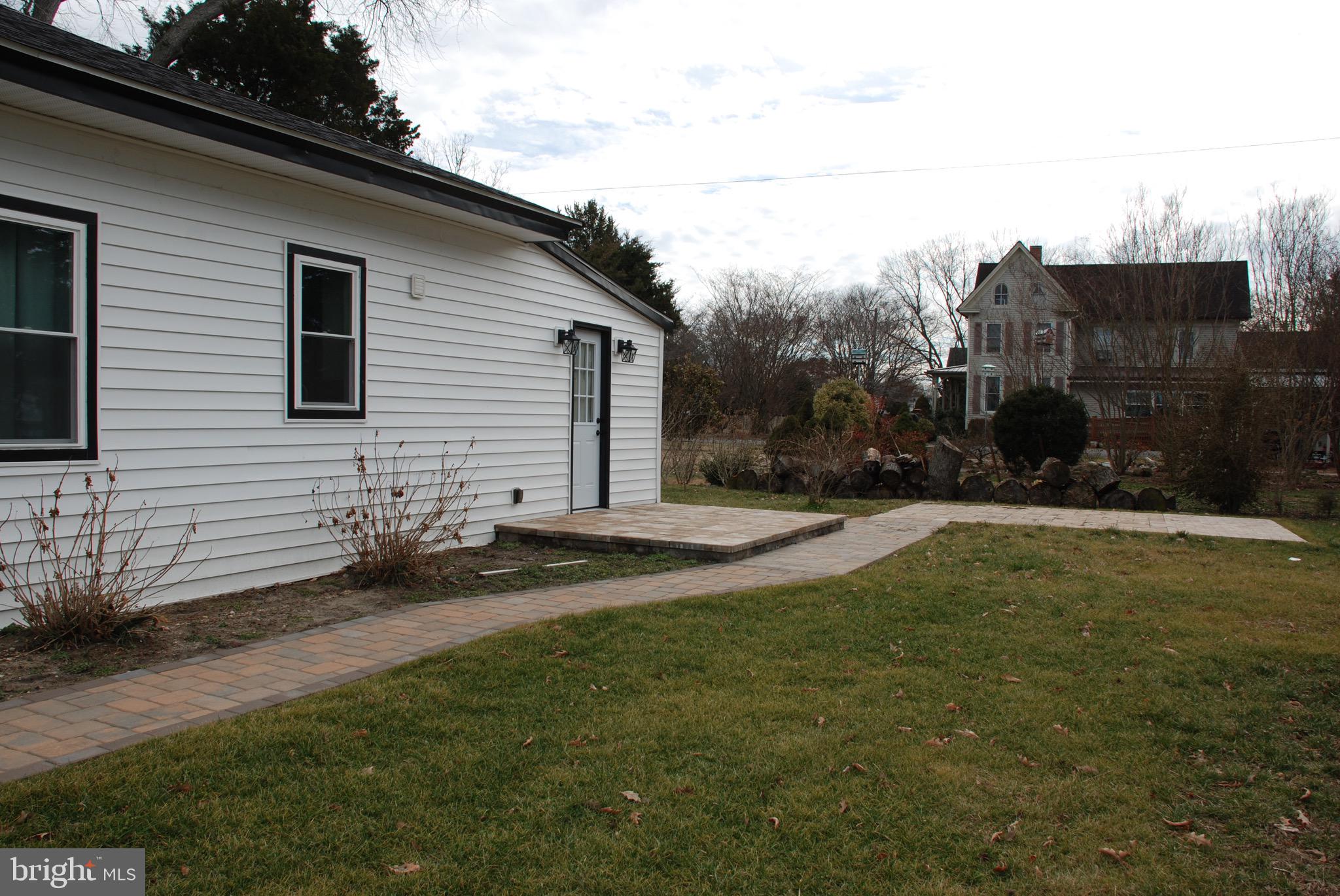 302 W RAILROAD AVENUE