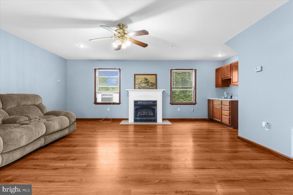 11592 HOLLY ROAD