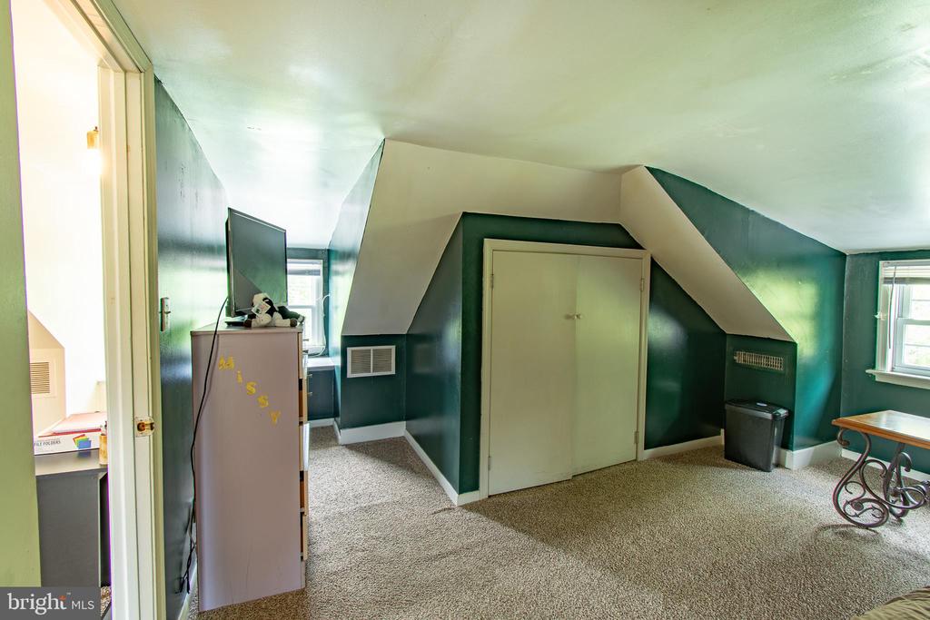 2766 VETERANS DRIVE