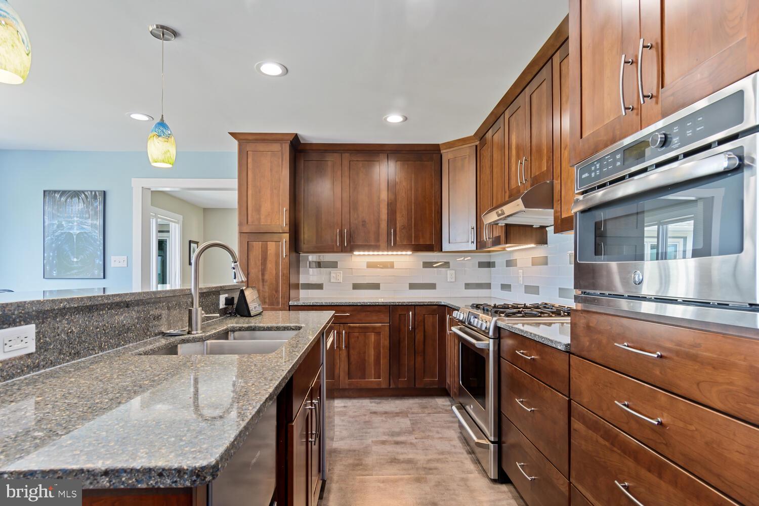 6104 Twin Point Cove Rd