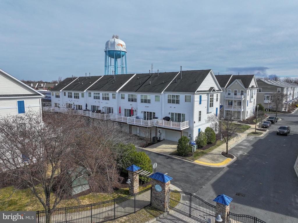 101 Sailors Ln #101