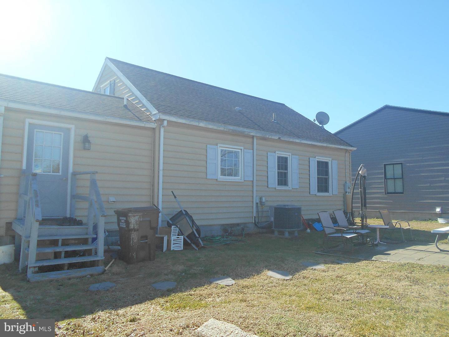 303 Bayly Ave