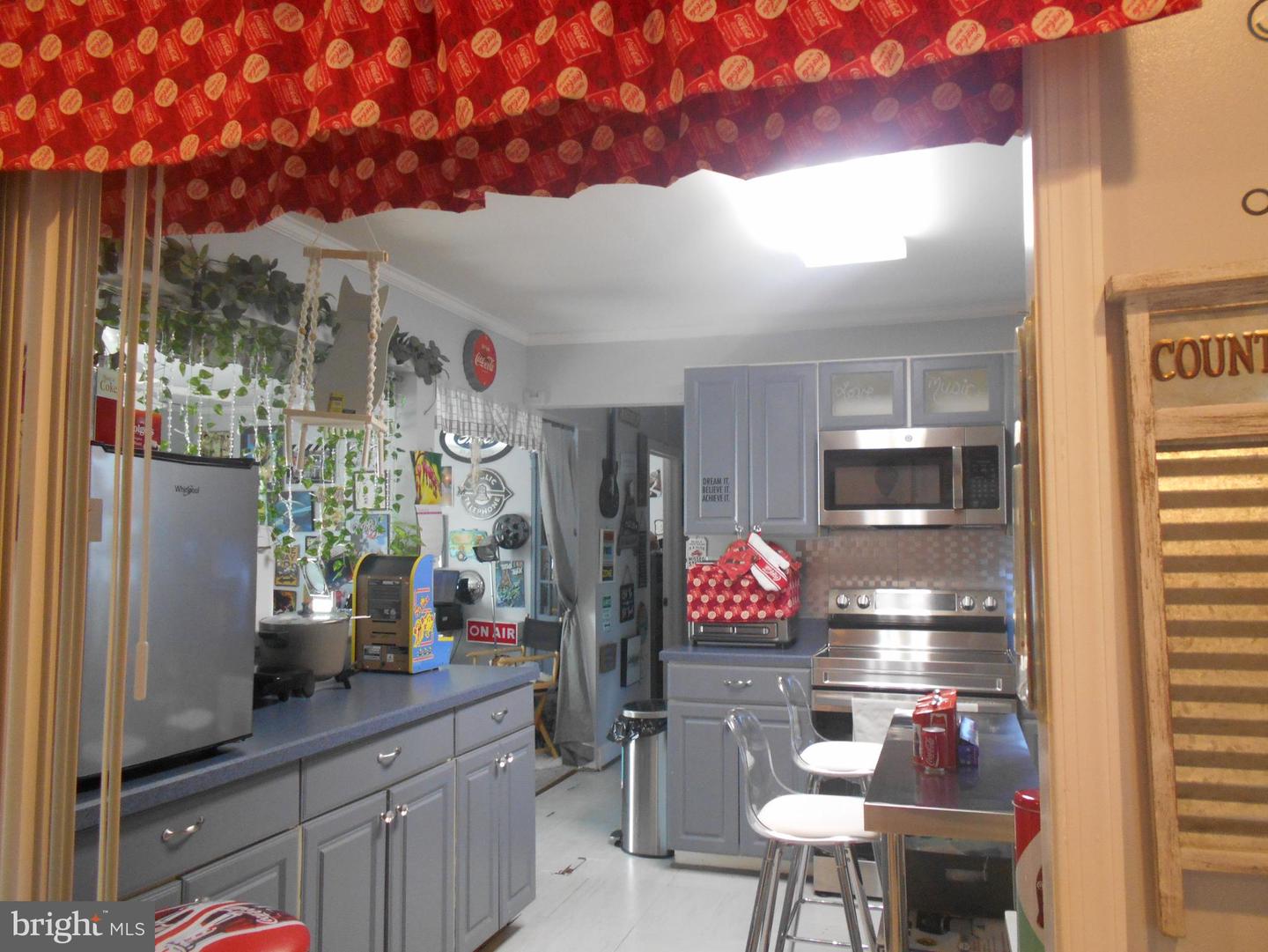 303 Bayly Ave