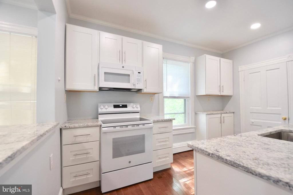 205 OAKLEY ST #2