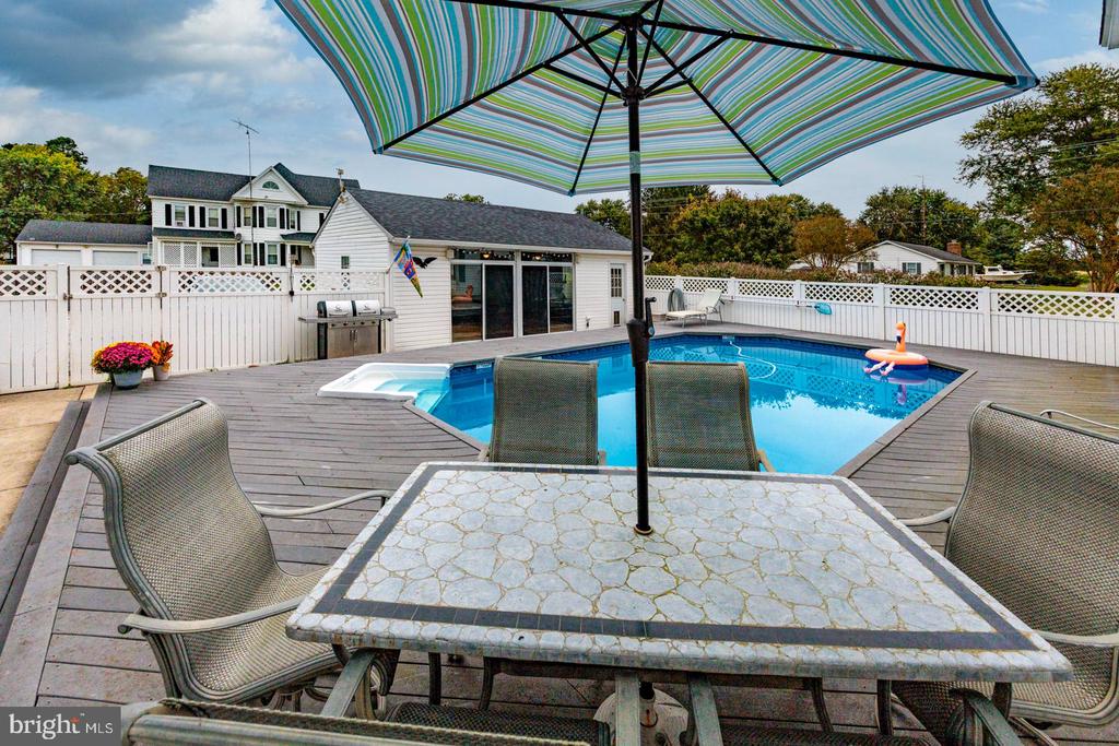 4904 RAVENWOOD ROAD