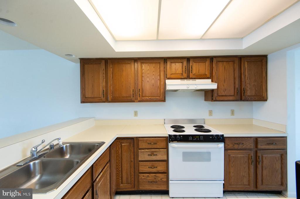 204 MARKET SQUARE 12C