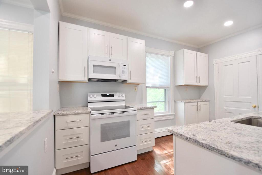 205 OAKLEY STREET Unit: 2