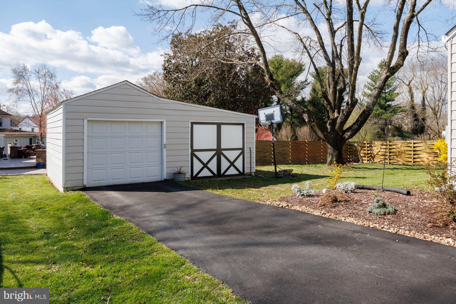 201 Church Ln
