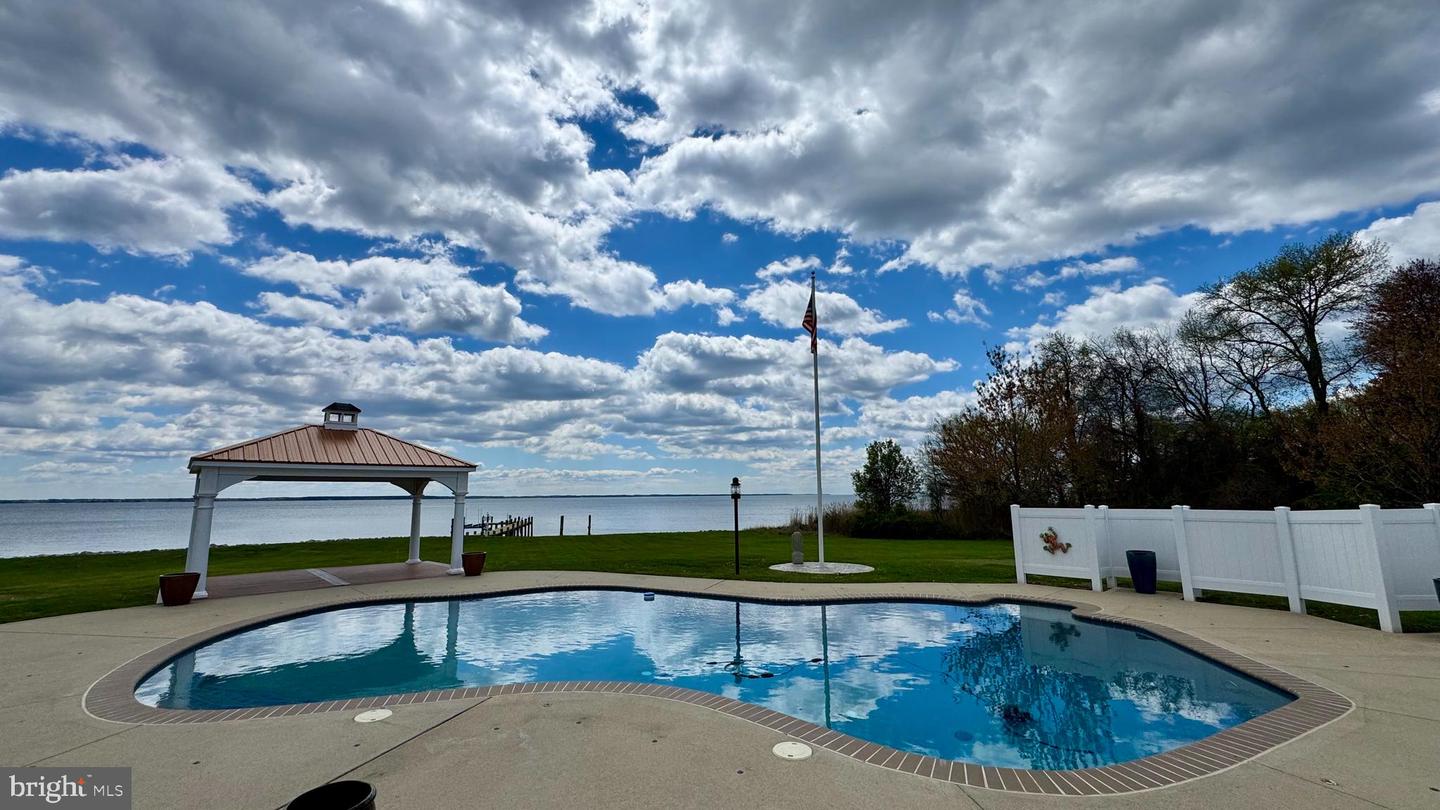 200 Mallard Cove Ln