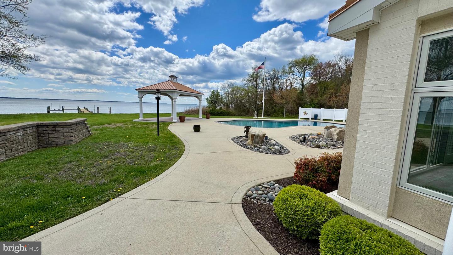 200 Mallard Cove Ln