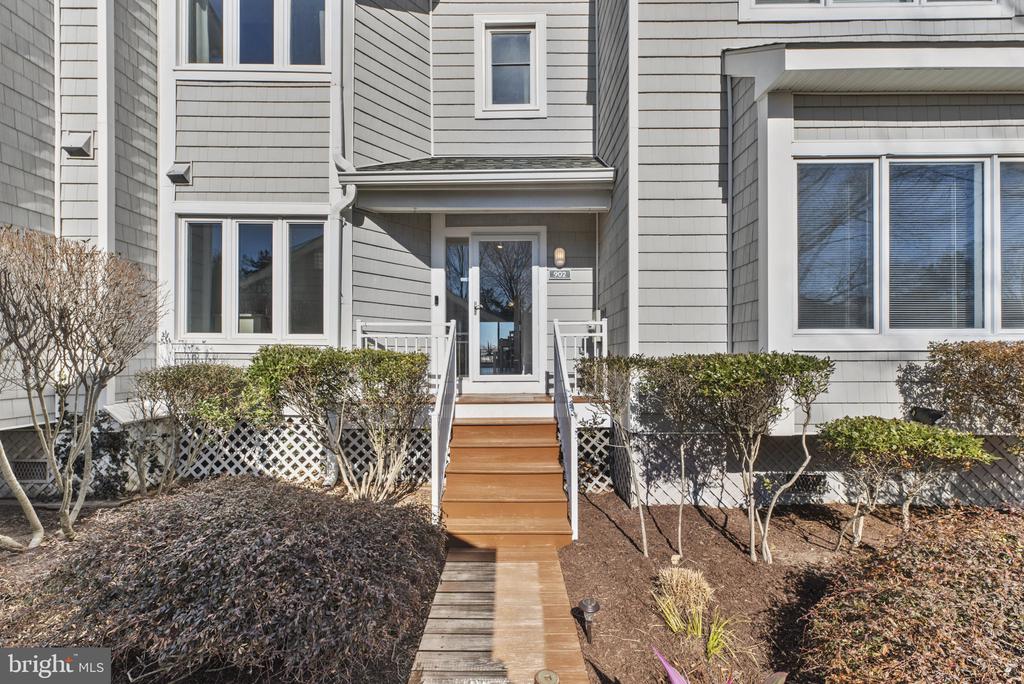 902 OYSTER COVE DRIVE