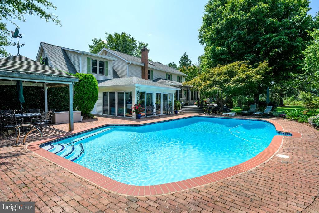405 QUAIL RUN DRIVE